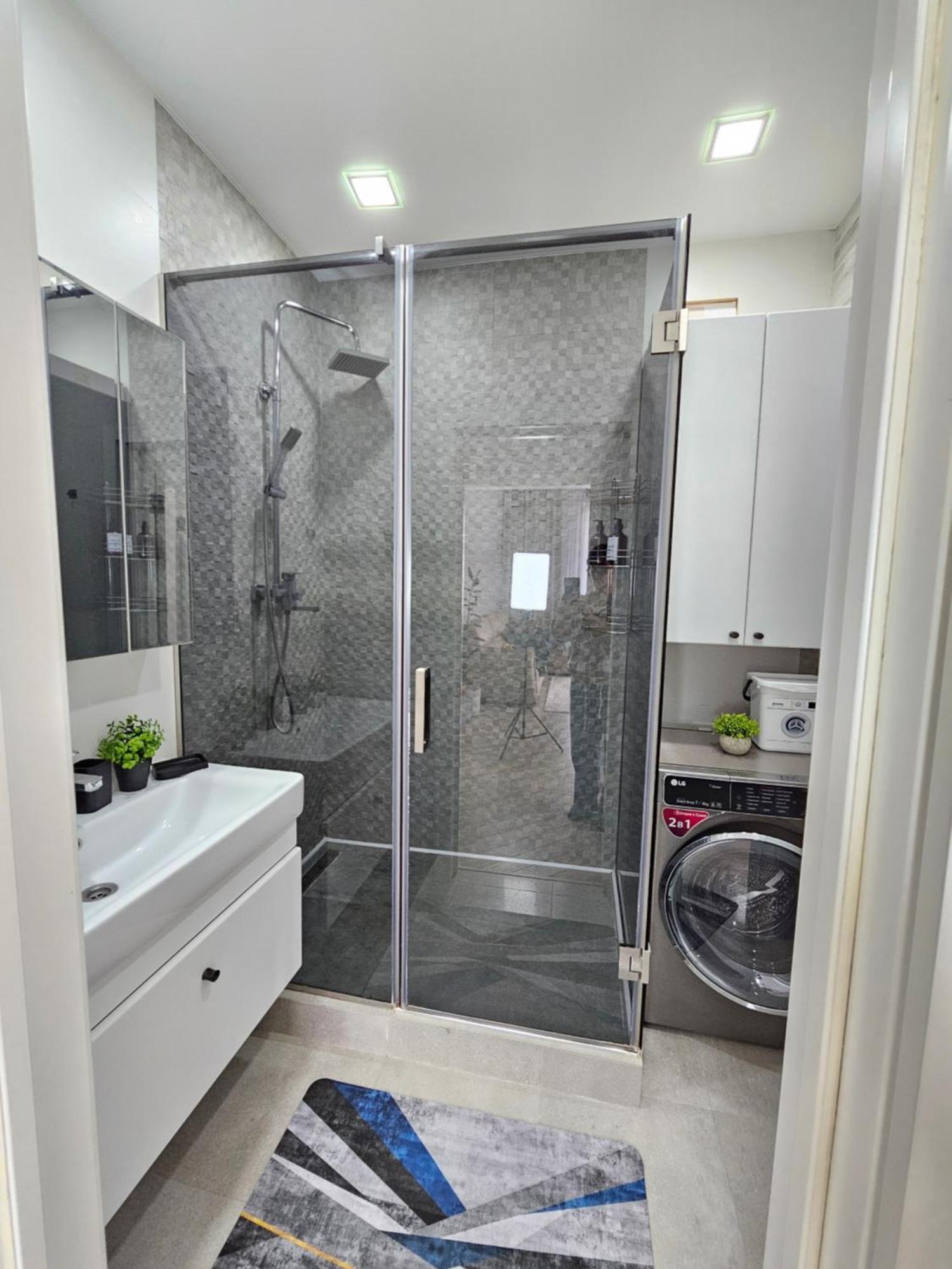 3 Room Gagarin Park Residential Complex Near Mega Shopping Mall Almatı Dış mekan fotoğraf